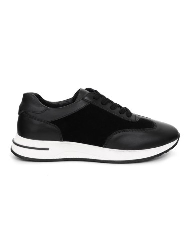 Deportivo de piel liso color negro