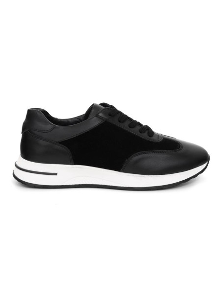 Deportivo de piel liso color negro
