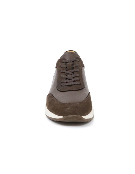 Deportivo de piel liso color marrón