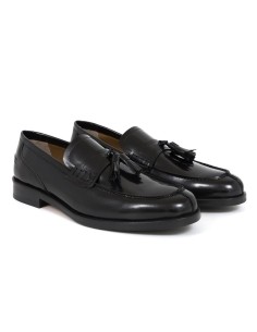 Mocasín de piel con borlas color negro