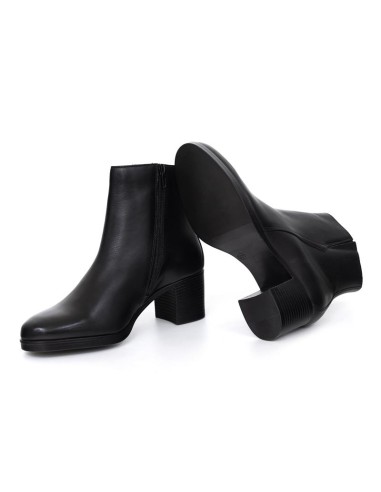 Botines de mujer de piel acabado a mano color negro