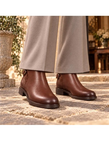 Botines de mujer de piel con hebilla color marrón