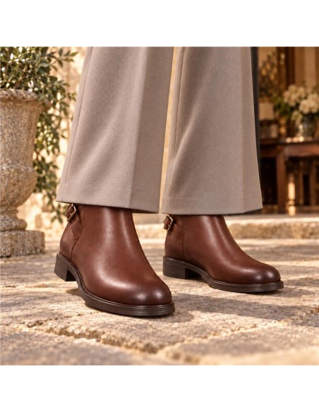 Botines de mujer de piel con hebilla color marrón