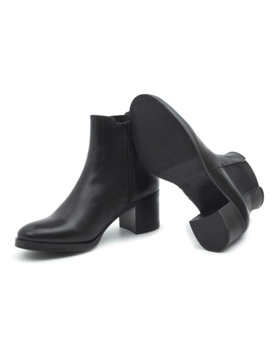 Botines de mujer de piel acabado a mano color negro