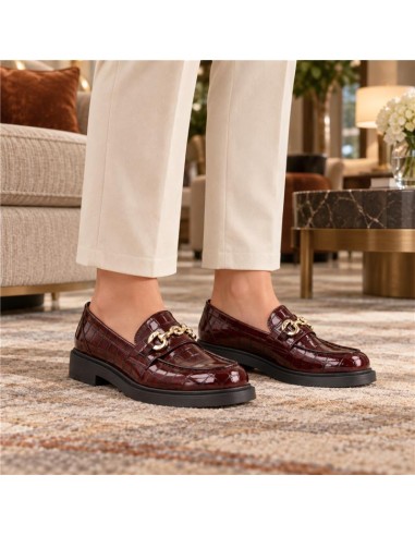 Mocasines de mujer de piel con aplique metálico color burdeos