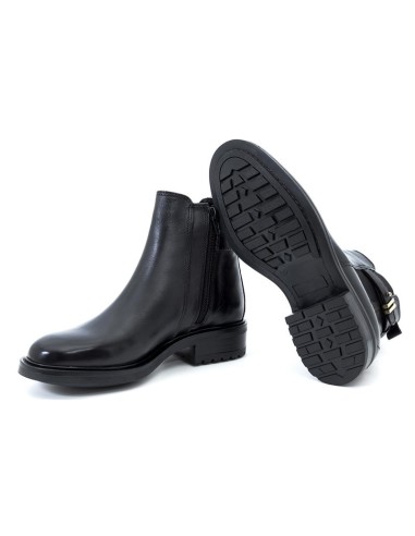 Botines de mujer de piel con aplique metálico color negro