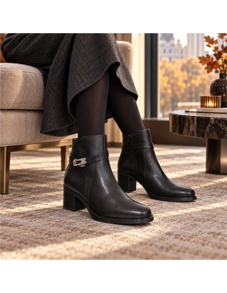 Botines de mujer de piel con aplique metálico color negro