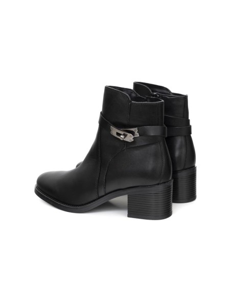 Botines de mujer de piel con aplique metálico color negro