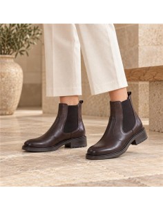 Botines de mujer de ante acabado a mano color cuero