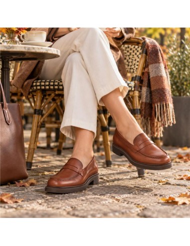 Mocasines de mujer de ante con aplique metálico color cuero
