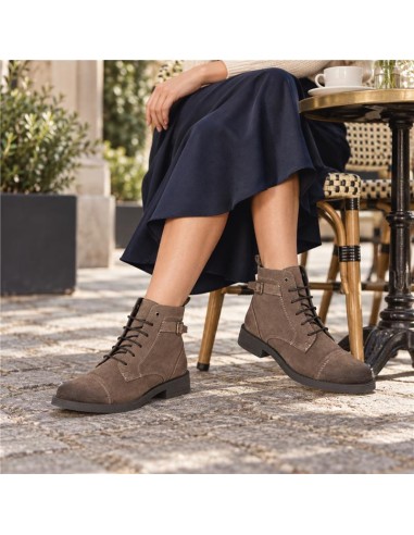Botines de mujer de ante con hebilla color marrón