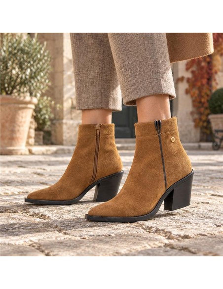 Botines de mujer de ante liso color cuero