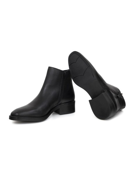 Botines de mujer de piel acabado a mano color negro