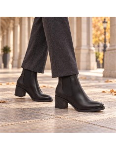 Botines de mujer de piel acabado a mano color negro