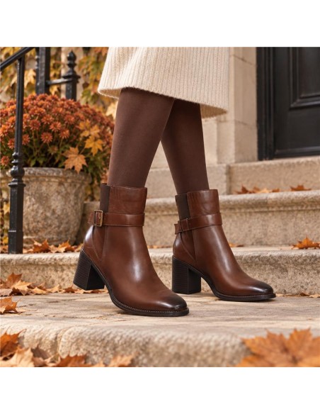 Botines de mujer de piel con hebilla color marrón