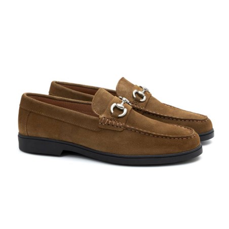 Mocasín de ante con aplique metálico color cuero CR-24004-CUERO