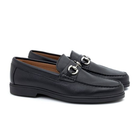 Mocasín de piel con aplique metálico color negro CR-24006-NEGRO