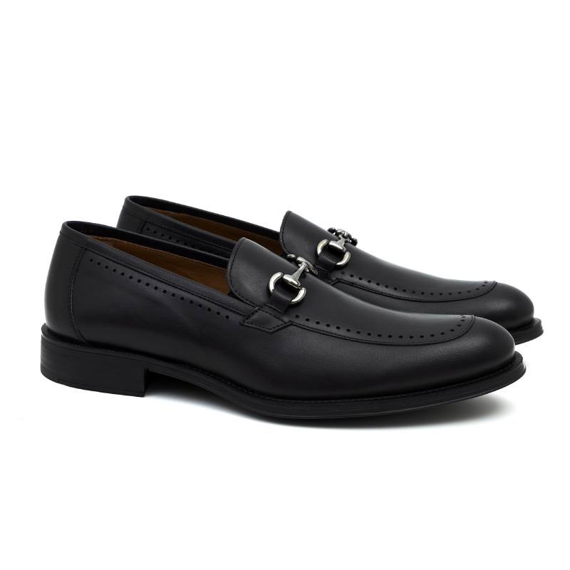 Mocasín de piel con aplique metálico color negro CR-24111-NEGRO