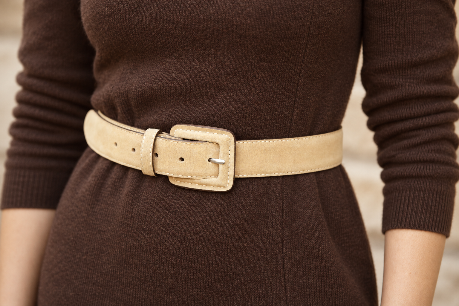 Cintur&oacute;n de ante camel sobre vestido de punto marr&oacute;n